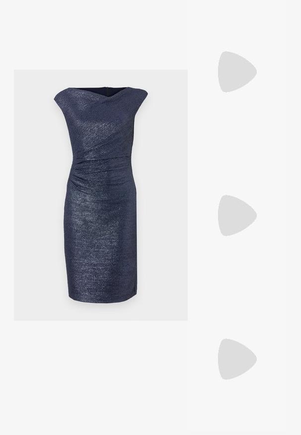 Rochie bleumarin până la genunchi, cu un finisaj texturat, având un decolteu drapat și pliuri la talie pentru o siluetă ajustată.; Pantof cu toc înalt și vârf ascuțit, cu o schemă de culori argintii, aurii și nude. Finisaj lucios cu un design decupat, având un toc stiletto.; Pouch bag metalizat argintiu, cu o formă moale și rotunjită și un închidere de tip nod la partea de sus. Fabricat dintr-un material sintetic din piele netedă.; Cercei din argint cu un design torsadat, având un finisaj lucios și închidere cu tijă. Au un diametru de aproximativ 3 cm.