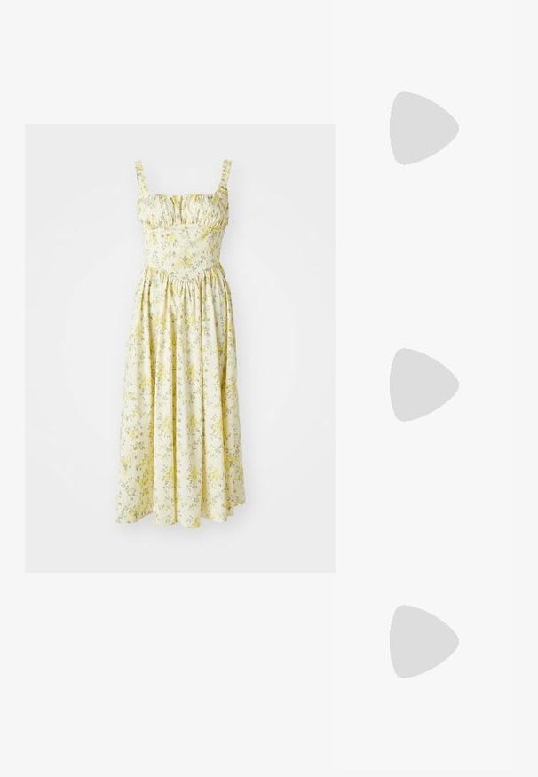 Žlté kvetinové šaty s riasenými ramienkami, priliehavým telom a rozšírenou sukňou. Tkanina má malé kvety a zelené akcenty.; Čierne kožené lodičky s špicatou špičkou a členkovým remienkom, s masívnym podpätkom. Hladký povrch, elegantný dizajn a minimalistická estetika.; Čierna kožená kabelka s zaobleným tvarom, odnímateľným popruhom a zlatými doplnkami. Kabelka má klopu s detailom s prackou.; Prsteň v zlatej farbe s organickým, skrúteným dizajnom, hladkým povrchom a zužujúcimi sa koncami, vytvárajúci moderný, sochársky vzhľad.