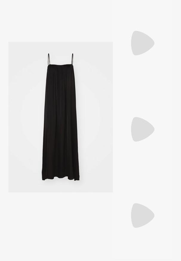 Gina Tricot FLOWY DRESS - Maksi suknelė - black; Juodos šlepetės su tekstūruotu guminio pado, dviem siauromis dirželių ir subtiliu, įspaustu logotipo detalė ant dirželio.; Juodi plastikiniai saulės akiniai su žaliais objektyvais, kvadratiniais rėmeliais, sidabriniu akcentu ant antakio ir tekstūruotais šventyklų šakutėmis. Vidinėje šakutėje nurodyta prekės ženklo pavadinimas.; Juodas širdelės formos maišelis, pagamintas iš lakinės odos, su priekinėmis kišenėmis, uždarančiomis sagtimi ir nuimamu dirželiu. Sidabro spalvos detalės.