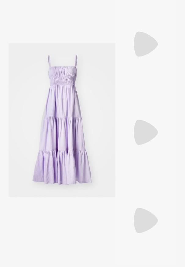 Rochie de vară din bumbac lavandă, cu bretelute subțiri, bust modelat și tiv cu volane în straturi. Material ușor, design casual.; Pantof cu toc înalt și vârf ascuțit, cu o schemă de culori argintii, aurii și nude. Finisaj lucios cu un design decupat, având un toc stiletto.; Pouch bag metalizat argintiu, cu o formă moale și rotunjită și un închidere de tip nod la partea de sus. Fabricat dintr-un material sintetic din piele netedă.; Cercei din argint cu un design torsadat, având un finisaj lucios și închidere cu tijă. Au un diametru de aproximativ 3 cm.