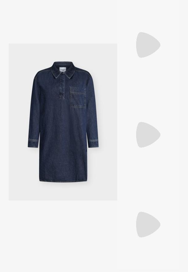 Traper haljina tamnoplave boje, s ovratnikom, dugim rukavima i džepom na prsima. Tkanina je glatke teksture s vidljivim šavovima.; Crne kožne pumpe s oštrim vrhom i niskom blok petom. Sadrže remen oko gležnja s zlatnim kopčanjem. Glatka tekstura.; Crne prevelike sunčane naočale s gradijentnim lećama, debelim okvirom i zlatnim lancem kao detaljem na krakovima.; Crna torba od sintetičkog materijala, s jednostavnim pravokutnim dizajnom, zlatnim kvadratnim detaljima i dvostrukim ručkama.