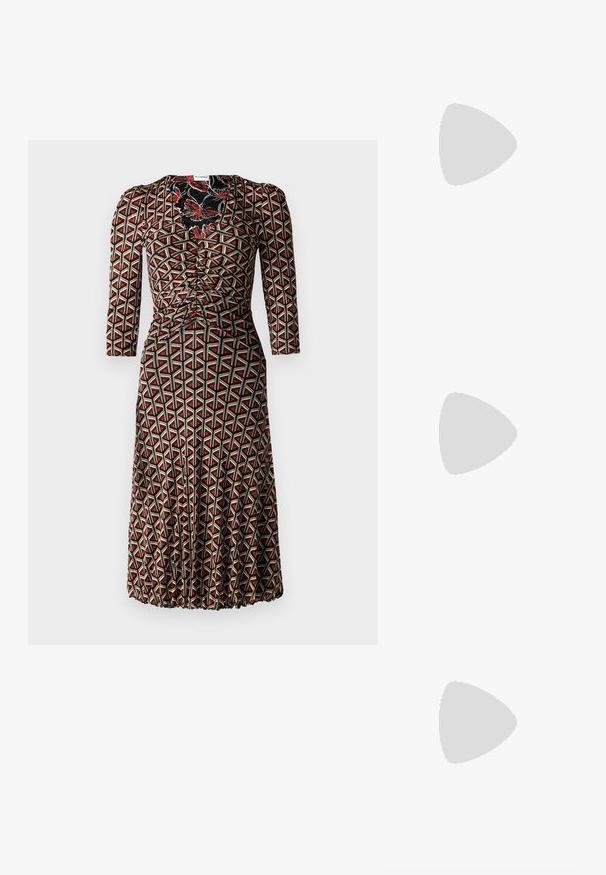 Diane von Furstenberg IVAN DRESS - Nappali ruha - flutterfly/stadium; Fekete bőr balettcipő lekerekített orral, sima tekstúrával, minimális varrással és rugalmas talp kialakítással.; Fekete bőr vödör táska texturált felülettel, arany hardware részletekkel és nyitott tetejével. Rövid fogantyúval és állítható vállpánttal rendelkezik.; Arany lánc-link fülbevalók, átlátszó kristálydíszítéssel, gravírozott "GUESS" márkajelzéssel és sima felülettel.