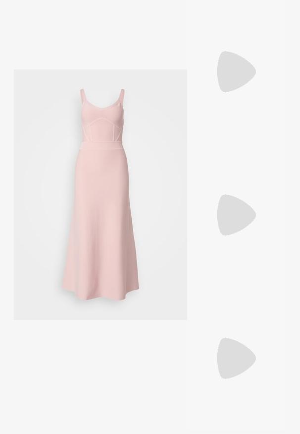 Abito maxi rosa con corpetto aderente, spalline larghe e gonna svasata. Realizzato in morbido tessuto testurizzato con dettagli di cucitura.; Sandali neri con tacco alto presentano sottili cinturini con design annodato, una punta quadrata liscia e un elegante tacco a spillo.; Borsa a mano metallica grigia chiara con tracolla a catena, impreziosita da piccoli chiodi metallici circolari e da un logo triangolare del marchio.; Orecchini a cerchio in argento con una finitura liscia e lucente. Forma arrotondata, design leggero, con chiusura a perno.