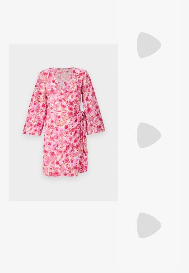 Vestido envolvente floral rosa com mangas longas, feito de tecido leve, apresentando um laço na cintura e um design de decote em V profundo.; Saltos slingback em verniz preto com bico pontiagudo e um pequeno salto bloco, apresentando um detalhe de fivela prateada na tira.; Bolsa de couro preta com forma curva, alça destacável e detalhes em dourado. A bolsa possui uma aba com detalhe de fivela.; Brincos em tom de ouro com formas onduladas e texturizadas. Inclui studs escultóricos com presilha e um design de argola aberta com um acabamento martelado.