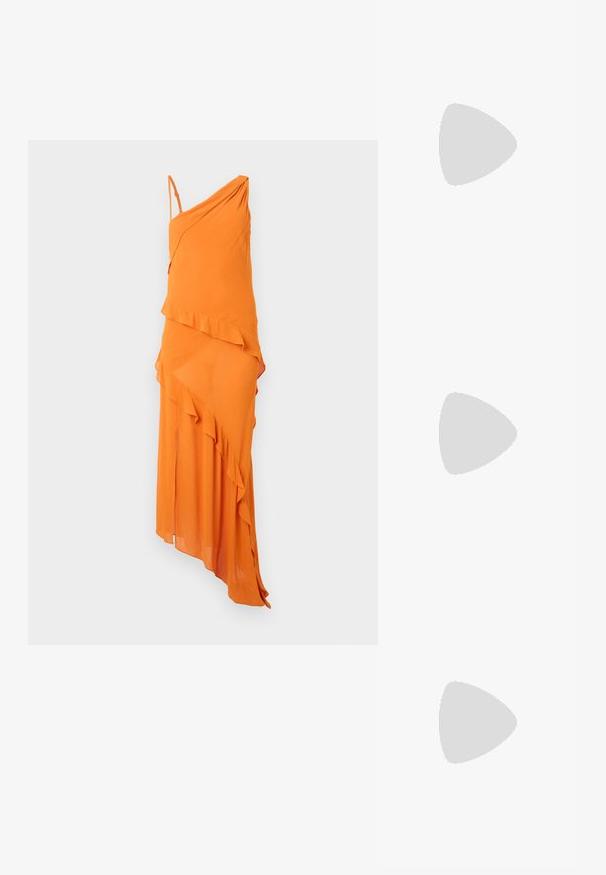 Orange asymmetrisk klänning med en elegant draperad design, som har en volangdetalj och tunna justerbara axelremmar. Slät yta, lätt material.; Svarta högklackade sandaler har tunna remmar med en knuten design, en slät fyrkantig tå och en smal stilettklack.; Ljusgrå metallisk handväska med kedjestropp, prydd med små cirkulära metallnitar och en triangulär logotyp.; Silverfärgade hängande örhängen med en slät, blänkande yta. Rundad form, lätt design, med ett stift- och bakstängning.