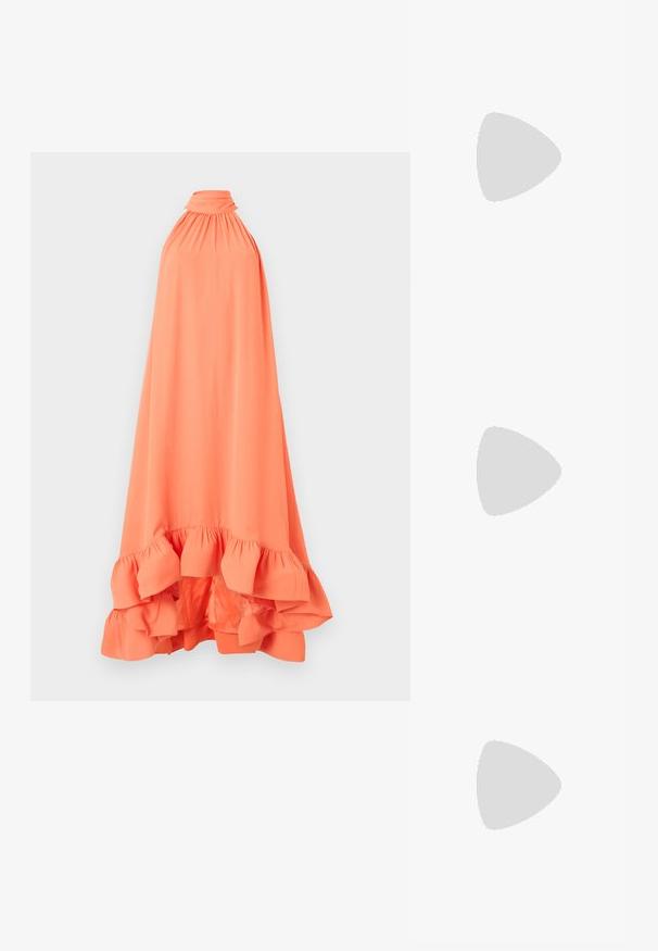 Šviesiai oranžinė suknelė su kaklo juostele, pagaminta iš lygaus audinio, turinti raukinį apatinėje dalyje ir surinkimus prie kaklo, kad suteiktų papildomo tekstūros.; Juodos aukštakulnės sandalai pasižymi plonyčiais dirželiais su mazgo dizainu, lygiu kvadratiniu pirštu ir elegantišku stiletto kulnu.; Šviesiai pilka metalinė rankinė su grandinėlės dirželiu, papuošta mažais apvaliais metaliniais smeigėmis ir trikampiu prekės ženklu.; Sidabrinės auskarai žiedai su lygiu, blizgiu paviršiumi. Suapvalinta forma, lengvas dizainas, su uždarymu ant smeigtuko.