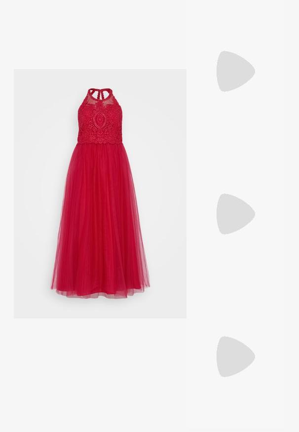 Robe rouge sans manches avec un corsage en perles, un col haut et une jupe en tulle superposée. Le tissu est lisse avec un overlay transparent.; Chaussure plate synthétique blanche avec texture en maille, bout pointu et une sangle sur le côté avec un accent rond. Talon bas et semelle flexible.; Sac à main en cuir vegan blanc avec un design courbé, présentant des lacets décoratifs sur les côtés et une seule bandoulière.; Collier en perles noires présentant des textures variées, avec un pendentif en forme de plume argentée comme détail remarquable. Les perles incluent des finitions mates et brillantes.