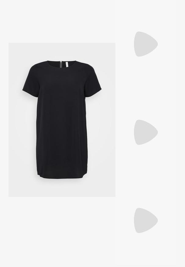 Abito nero a maniche corte con scollatura rotonda e cerniera invisibile sul retro. Realizzato in tessuto liscio con una linea dritta e orlo all'altezza del ginocchio.; Camicia di jeans azzurro chiaro con maniche corte, dotata di due tasche frontali e decorata con piccoli chiodini d'argento.; Even&Odd Stivali alti - dark red; Orecchini a cerchio in argento con una finitura liscia e lucida. Forma rotonda e chiusura a scatto sicura. Design leggero adatto per l'uso quotidiano.