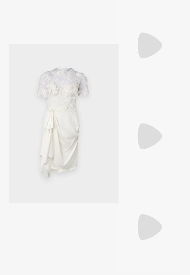 Rochie albă cu dantelă florala, mâneci scurte, corset ajustat și detaliu drapat pe lateral. Textură netedă și țesătură moale.; Sandaie cu toc alb, cu vârful ascuțit, material superior neted, toc mic tip bloc și design cu decupaj lateral, cu curea ajustabilă.; Ochelari de soare rotunzi cu lentile întunecate și rame aurii. Modelul poartă un cardigan ribbed de culoare albastru deschis cu nasturi și mâneci albe în contrast.; Clutch Michael Kors din canva acoperit bej, cu un model repetitiv al logo-ului MK, accesorii din aur și o curea cu lanț detașabil.