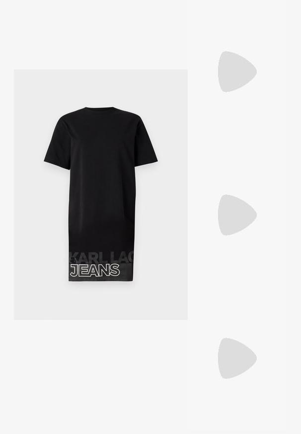 Svart bomullsklänning med kort ärm och avslappnad passform. Har stor vit text "KARL LAGERFELD" och "JEANS" vid nederkanten.; Svarta högklackade sandaler har tunna remmar med en knuten design, en slät fyrkantig tå och en smal stilettklack.; Ljusgrå metallisk handväska med kedjestropp, prydd med små cirkulära metallnitar och en triangulär logotyp.; Silverfärgade hängande örhängen med en slät, blänkande yta. Rundad form, lätt design, med ett stift- och bakstängning.