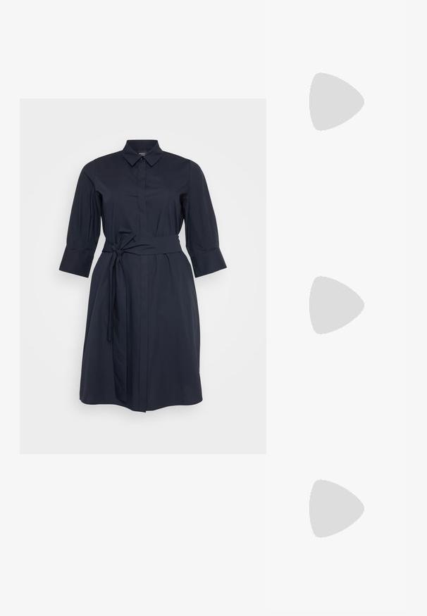 Persona by Marina Rinaldi FINANZA - Abito a camicia - midnight blue; Sandal con tacco in pelle nera open-toe, con cinturino alla caviglia, chiusura con fibbia e applicazioni di borchie argentate sul cinturino, con tacco a blocco.; Borsa a spalla in pelle nera con una superficie liscia, forma curva e una sola tracolla regolabile. Design minimalista senza elementi metallici visibili.; Orecchini a cerchio in oro con una finitura liscia e lucida. Design circolare con un piccolo perno e una chiusura trasparente per un indosso sicuro.