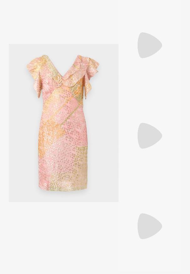 Rožnata obleka okrašena s perlicami z nabranimi rokavi, ki prikazuje geometrijski vzorec zlatih in pastelnih barv, kratka dolžina in mehak videz.; Metalne srebrne sandale na visoki peto z odprtim prstom, ki imajo tri tanke naramnice čez nogo in naramnico okoli gležnja z zaponko.; Zlatna metalna torbica s glatko teksturo, ki ima trikotno zapiranje. Roka, ki jo drži, ima lepo urejene nohte.; Srebrna obročasta uhana s polirano površino, ki vključuje majhne zlate poudarke in okroglo obliko, nošena na ušesnem lobu.