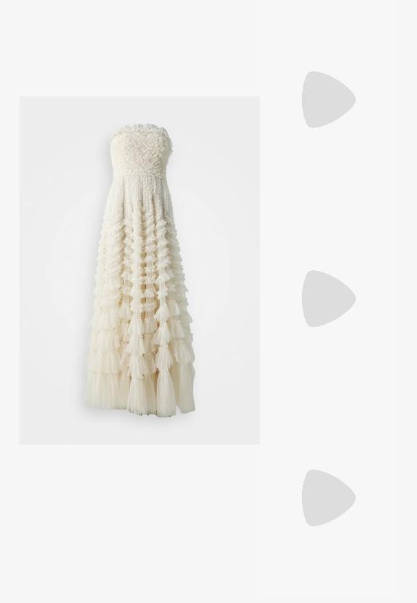 Robe blanche sans bretelles avec un corsage texturé et une jupe à volants superposés, présentant de la tulle transparente et un motif à pois subtil.; Escarpin slingback en vernis noir avec un bout pointu, présentant un imprimé serpent texturé, une sangle réglable et un petit talon bloc texturé.; Sac en cuir noir porté en travers avec deux poches avant, boucles dorées, fermeture zippée et une sangle fine. Surface texturée et forme rectangulaire compacte.; Boucles d'oreilles en or lumineux avec un cristal rectangulaire transparent pendent sous une rangée de petits accents ronds transparents. Design élégant et moderne.
