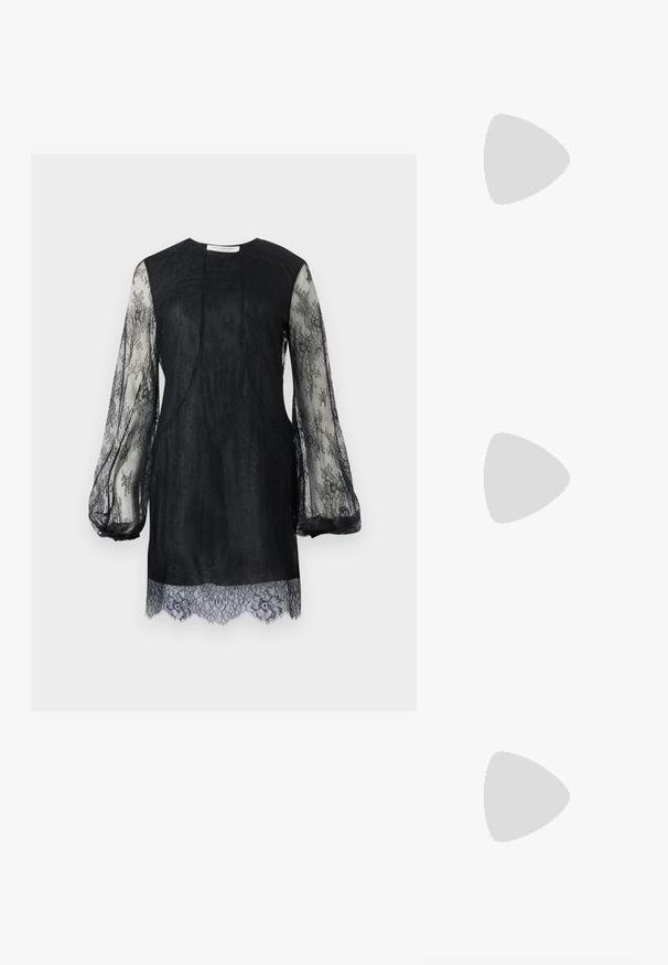 Schwarzes Spitzenkleid mit langen durchsichtigen Ärmeln und einem gewellten Saum. Der Körper ist aus festem Schwarz mit kunstvollen Spitzenverzierungen durchgehend.; Schwarzer Leder-Slingback-Schuh mit spitz zulaufender Zehenpartie, dekorativen Riemen mit METALLÖSEN und niedrigem Blockabsatz. Strukturelle Oberfläche.; Schwarze Lackleder-Handtasche mit rechteckiger Form, Kettenriemen und einem markanten Hardware-Akzent in der Mitte. Glatte Textur.; Ein Paar unregelmäßige, oval geformte Ohrringe aus goldfarbenem Metall mit einer strukturierten, leicht gehämmerten Oberfläche auf weißem Hintergrund.