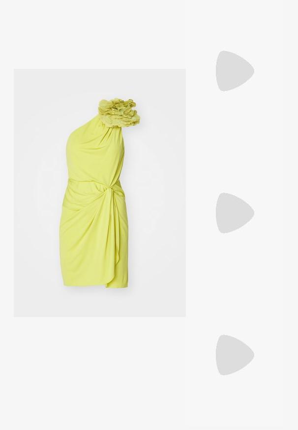 Asymmetrische jurk van felgele stof, voorzien van gedrapeerde details en een textuuraccent met ruffles op de schouder.; Zwart patent slingback hak met een spitse neus, voorzien van een gestructureerde slangenprint, verstelbare band en een korte, gestructureerde blokhak.; Zwarte leren schoudertas met twee vo pockets, gouden gespen, ritsluiting en een smalle band. Tekstuur oppervlak en compacte rechthoekige vorm.; Gouden oorbellen met een rechthoekige, heldere kristal die onder een rij kleine, ronde heldere accenten hangt. Strak, modern ontwerp.