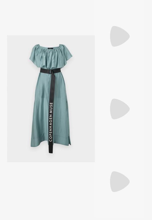 Abito lungo e fluente in tessuto teal smorzato con scollatura arricciata off-the-shoulder e una cintura nera con il testo "COPENHAGEN MUSE".; Sandali platform in suede neri con tacco a blocco, caratterizzati da cinturini incrociati e una cinghia alla caviglia con fibbia per una vestibilità sicura.; Borsa nera con forma strutturata, texture liscia e una chiusura metallica. Abbinata a pantaloni neri larghi e sandali open-toe su un pavimento in legno.; Orecchini a cerchio in argento con un design torciglionato, caratterizzati da una finitura lucida e chiusura a perno. Misurano circa 3 cm di diametro.