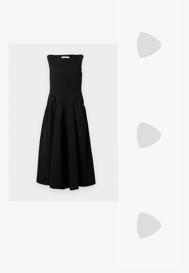 Vestido negro sin mangas con cuello redondo, con pliegues en la cintura y una falda amplia. Está hecho de una tela suave sin patrones visibles.; Tacón slingback negro de charol con punta afilada, que presenta un estampado de serpiente texturizado, correa ajustable y un tacón bloque corto y texturizado.; Bolso crossbody de cuero texturizado marrón con correa de cadena dorada y cierre de solapa. La parte frontal presenta un detalle de logo y un bolsillo debajo de la solapa.; Pendientes de aro de metal en tono dorado con una forma curva y alargada. Presentan una superficie lisa y brillante y una punta redondeada para mayor detalle.