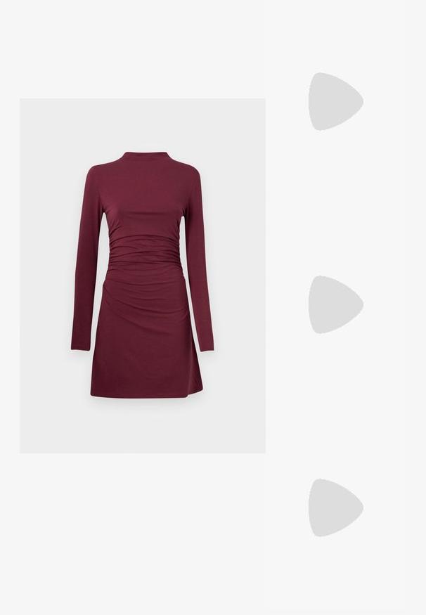 Abercrombie & Fitch PALOMA MINI DRESS - Džersio suknelė - windsor wine; Juodas odinis baleto batas, su smailiu pirštu, minimalistinio dizaino, lygiu paviršiumi, žemo profilio kulnu, be matomos aparatūros ar papuošimų.; Juodas odinis per petį nešiojamas krepšys turi lygų paviršių, stačiakampio formą ir metalinę grandinėlę priekyje. Pridedama reguliuojama dirželis.; Sidabriniai lašo formos auskarai su kvadrato formos auskaru, turintys lygų, poliruotą paviršių ir ašarėlės formą, atsispindintys šviesoje su blizgiu paviršiumi.