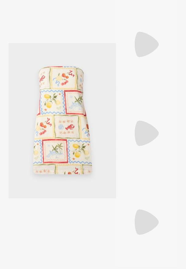 Haljina bez naramenica od laganog materijala s šarenim patchwork uzorcima voća i obalnih scena, s valovitim rubovima i pastelnom paletom boja.; Bershka Sandale s visokom petom - black; Crne sunčane naočale s okruglim lećama, sjajni plastični okvir i zlatni logo na drškama. Tamne leće pružaju UV zaštitu.; Crna patentna kožna torba s zakrivljenim oblikom, jednim remenom za rame, prednjim džepovima i akcentima od srebrnog tona.