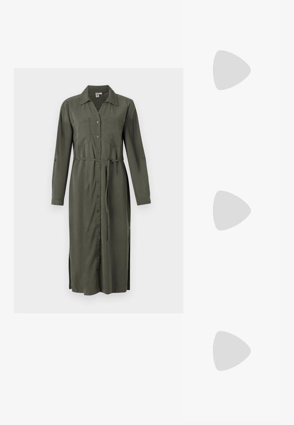 Oliven grønn langermet skjortekjole med krage, frontknapper, to brystlommer og belte i midjen. Sidelommer for enkel bevegelse.; Sorte skinnpumper med spiss tå og lav blokkhelt. Har ankelrem med gullfarget spenne. Glatt tekstur.; Hvit strukturert håndveske med korte håndtak og skulderreim, med detaljer i gullfinish og teksturert materiale, vist mot en grå bakgrunn.; Sett med gullfargede øredobber med ulike design, inkludert stikkere, hoops og hengende deler med perler og rhinestones.