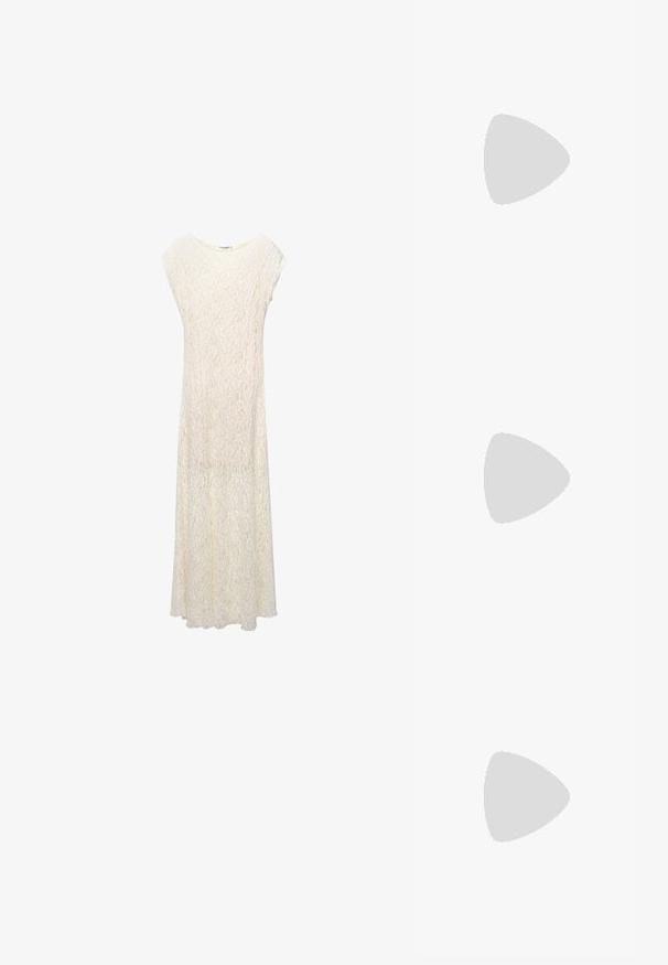 Lange kanten maxi-jurk in off-white met een losse pasvorm, kapmouwen en een bloemenpatroon. De stof is semi-doorzichtig met een vloeiende silhouet.; Bershka Sandalen met hoge hak - black; Bruine schildpadbril met ovale lenzen, dunne armen en transparante accenten. Heeft een subtiele logo op de tempel. Strak, lichtgewicht ontwerp.; Beige leren handtas met een unieke vorm, voorzien van twee korte handvatten en een lange verstelbare schouderriem. Glad oppervlak met minimale hardware.