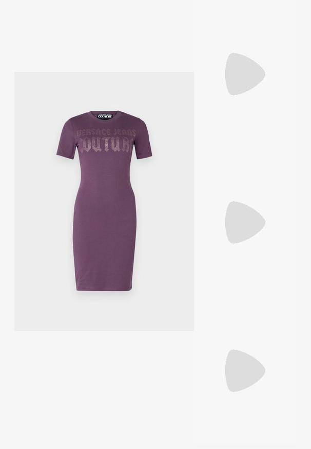 Lilla tettsittende kortermet kjole med "Versace Jeans Couture" tekst i rhinestones over brystet, knelengde med rund hals.; Sorte patent slingback hæl med spids tå, featuring tekstureret slangeskind, justerbar rem og en kort, tekstureret blokhæl.; Svart skinn crossbody veske med to frontlommer, gyldne spenner, glidelåslukking og en slank stropp. Teksturert overflate og kompakt rektangulær form.; Gullfargede metalløredobber med en buet, forlenget form. Har en jevn, blank overflate og en avrundet tupp for ekstra detaljer.