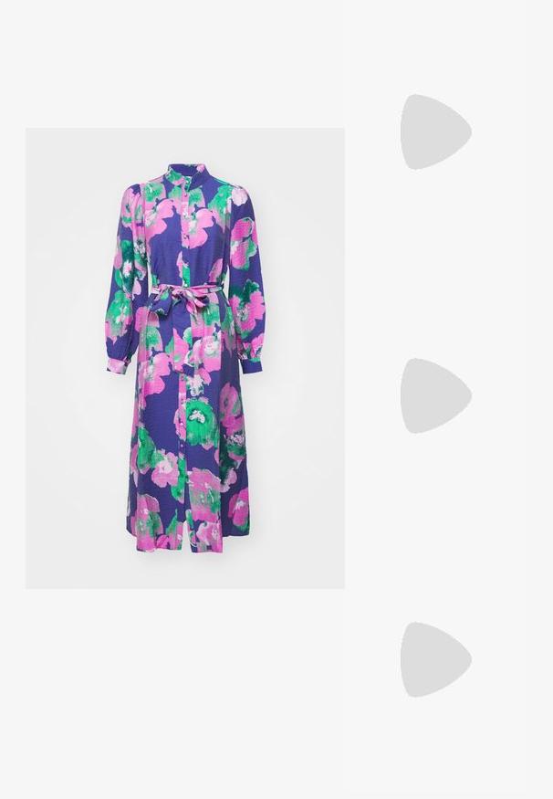 Vestido floral em roxo com padrões verdes e cor-de-rosa, apresentando um colarinho, mangas longas e um cinto na cintura amarrado. Design com botões na parte da frente.; Saltos slingback em verniz preto com bico pontiagudo e um pequeno salto bloco, apresentando um detalhe de fivela prateada na tira.; Bolsa de couro branca com um formato curvado, alça ajustável e um pequeno detalhe de fivela. Modelo usa um traje preto ajustado.; Brincos em tom de ouro com formas onduladas e texturizadas. Inclui studs escultóricos com presilha e um design de argola aberta com um acabamento martelado.