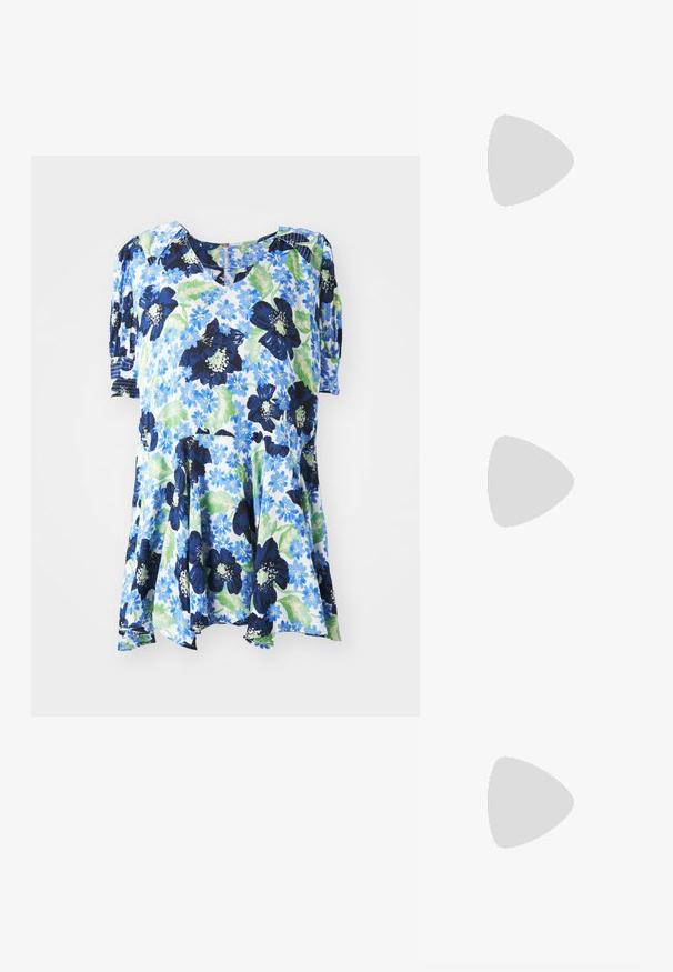 Bloementuniekjurk in lichtblauw met donkerblauwe, groene en witte bloemen. Heeft een V-hals, korte mouwen en een A-lijn vorm.; Zilveren slingback hoge hak schoen met een spitse neus, metalen afwerking, twee decoratieve banden en een slanke hak met een zwarte punt.; Zilverkleurige metalen handtas in de vorm van een hart, met dubbele handvatten, kettingriem en een gladde textuur. Heeft metalen hardware en gestikte randen.; Gouden oorbellen met een getextureerd, golvend ontwerp. Bevat sculpturale clip-on studs en een open ringontwerp met een gehamerd oppervlak.