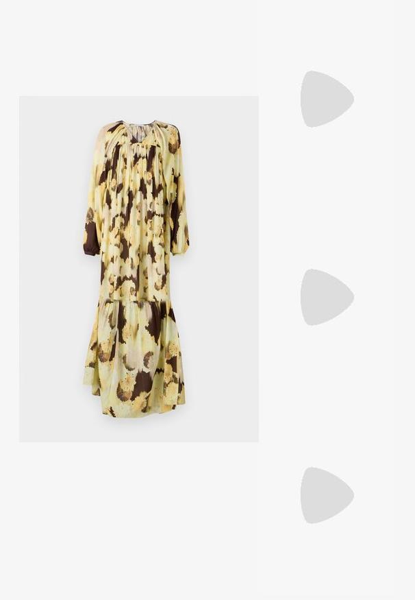 Robe longue à imprimé floral en jaune et marron. Fabriquée en tissu léger avec une coupe décontractée, elle présente des manches longues et un design à volants.; Bottine en cuir marron avec un orteil carré, une finition texturée et un petit talon empilé. Présente une languette à l'arrière et des détails de couture subtils.; Sac en cuir embossé crocodile marron avec une forme cylindrique, quincaillerie dorée et une bandoulière détachable ornée de clous.; Rabanne XL LINK  DOUBLE HOOP EARRINGS - Boucles d'oreilles - gold-coloured