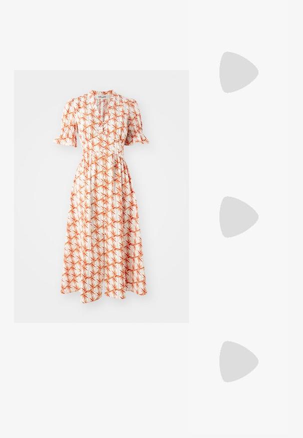 Oblačilo s cvetličnim vzorcem v beli barvi z rdečimi in oranžnimi listnatimi motivi. Ima kratke nabrane rokave, V-izrez in oprijet pas.; Črne lakaste slingback pete s koničastim nosom, ki imajo teksturiran vzorec kačje kože, nastavljiv trak in kratek teksturiran blok peto.; Črna usnjena torbica s strukturiranim dizajnom, zgornjimi ročaji in snemljivim naramnim trakom. Opremljena je z zlatim okovjem in charms z logotipom.; Zlato-tonirani kovinski uhani v obliki obroča s krivuljo in podolgovato obliko. Imajo gladko, sijočo površino in zaobljen vrh za dodaten detajl.