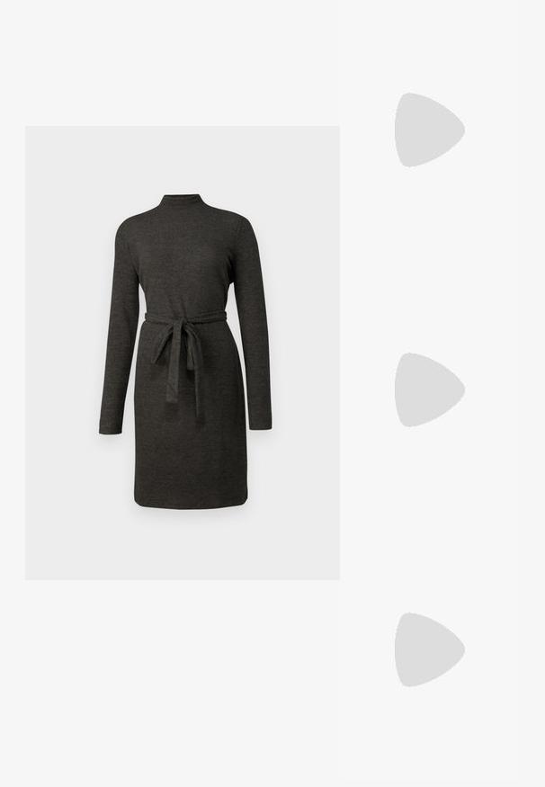 Kullsvart langermet kjole med høy hals og en knyttet midjebelte. Glatt tekstur, kne-lengde design og minimalistisk stil.; Sorte lakk lær slingback hæler med spiss tå, et avrundet utskjæringsdesign og blokkheel. Har en gulltone spenne som detalj.; Sorte oversized solbriller med gradient linser, tykke rammer og detaljering med gulltonekjede på tempelarmene.; Svart håndveske med strukturert form, jevn tekstur og metallisk lås. Kombinert med brede svarte bukser og sandaler med åpen tå på tregulv.