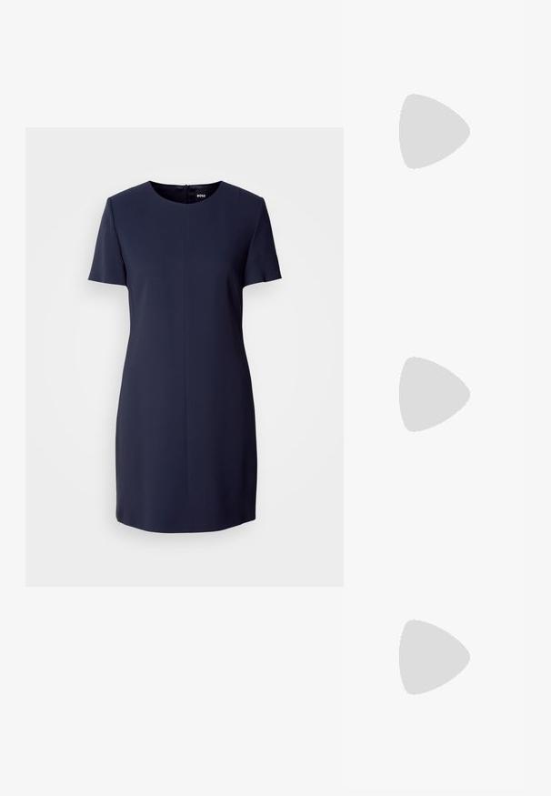 Lyhythihainen tummansininen mekko, joka on valmistettu sileästä kankaasta. Mekossa on pyöreä kaula-aukko ja takana vetoketjukiinnitys, sekä yksinkertainen, siisti siluetti.; Kärkisaapas nilkkahihnalla off-white nahasta, jossa on matala korko ja leikattu muotoilu, sileällä pinnalla ja vähäisillä yksityiskohdilla.; Kermakallinen käsilaukku tekstuuripinnalla, kaarevassa muodossa, lyhyellä varrella ja kultaisella logotunnuksella. Vetoketjukiinnitys ylhäällä.; Hopea metalliset korvakorut, joissa on pyöreitä muotoja, kiiltävä pinta ja hienovaraiset kaiverrukset brändiltä "BOSS" alaosissa.