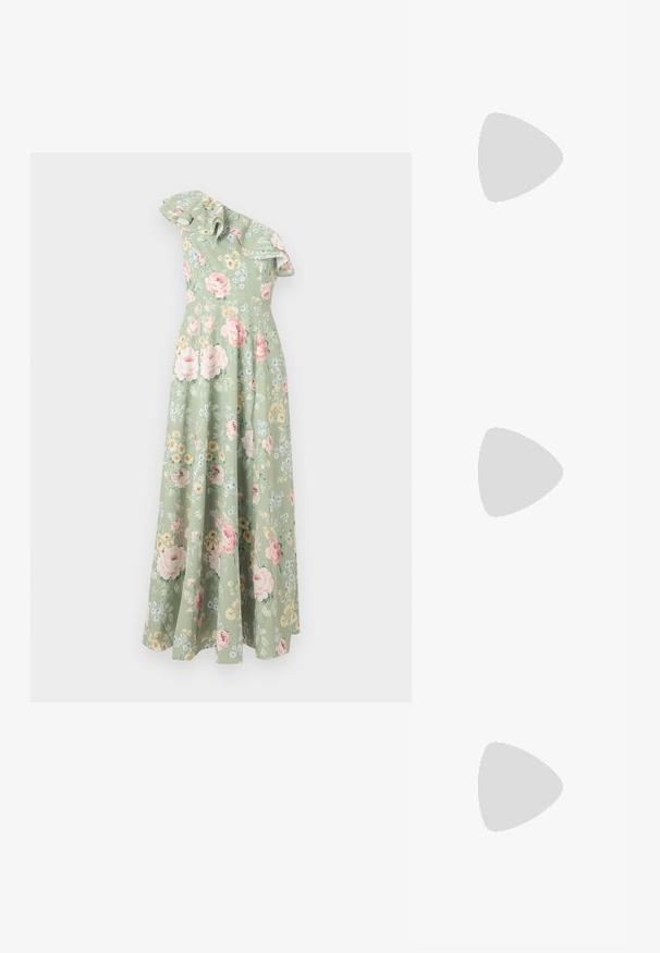 Bloemrijke maxi-jurk van lichtgroene stof, met een schouderontwerp, ruches bij de halslijn en meerkleurige bloemenpatronen door de hele jurk.; Witte leren sneakers, laag model, met een gladde textuur, ronde neus, vetersluiting aan de voorkant en een klein geborduurd logo aan de zijkant.; Zwarte leren halfronde tas met een gouden hardware accent, voorzien van een ritssluiting. Draagt crossbody over een grijze trui.; Gouden knoopstuds met een gedraaide design. Elke oorring heeft een ronde transparante achterkant voor een veilige draagervaring.