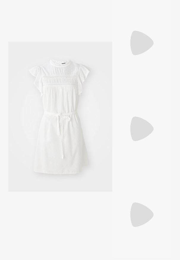 Bílá šaty s krátkými volánkovými rukávy, smockovaným živůtkem a stahovacím pasem. Obsahují jemnou texturovanou tečkovanou vzor a vysoký výstřih.; Černé sandály na tenkém podpatku se čtveratou špičkou a nízkým blokovým podpatkem. Mají několik tenkých popruhů a nastavitelné zapínání okolo kotníku. Vyrobeny z hladké kůže.; Černá kožená crossbody taška s hladkým povrchem, obdélníkovým tvarem a kovovým řetízkem na přední straně. Součástí je nastavitelný popruh.; Zlatý prsten s hladkým, zkrouceným designem. Vyznačuje se lesklým povrchem a zaoblenými hranami, což vytváří bezproblémový, plynulý tvar.