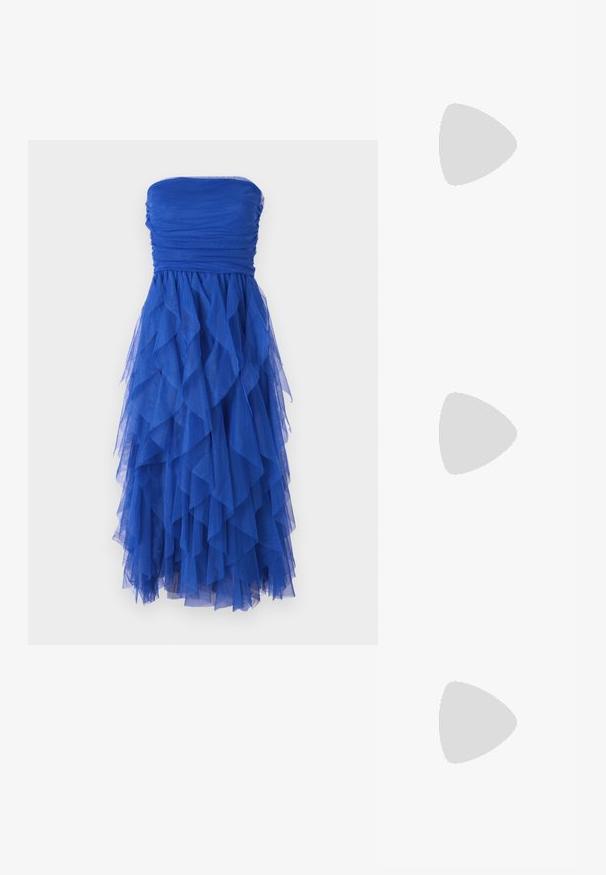 Blå utan axelremmar klänning med en ruched bodice och en kaskad av lager tyllkjol. Materialet är lätt och strukturerat, vilket skapar volym.; Spetsig tå högklackad sko med en färgpalett av silver, guld och nude. Glansig yta med utskärningsdesign, utrustad med en stilettklack.; Silverfärgad metallisk påse med en mjuk, rundad form och en knutstängning upptill. Tillverkad av ett mjukt material i konstläder.; Silverörhängen med en vriden design som har en blank yta och bakåtlås. Mått ca 3 cm i diameter.