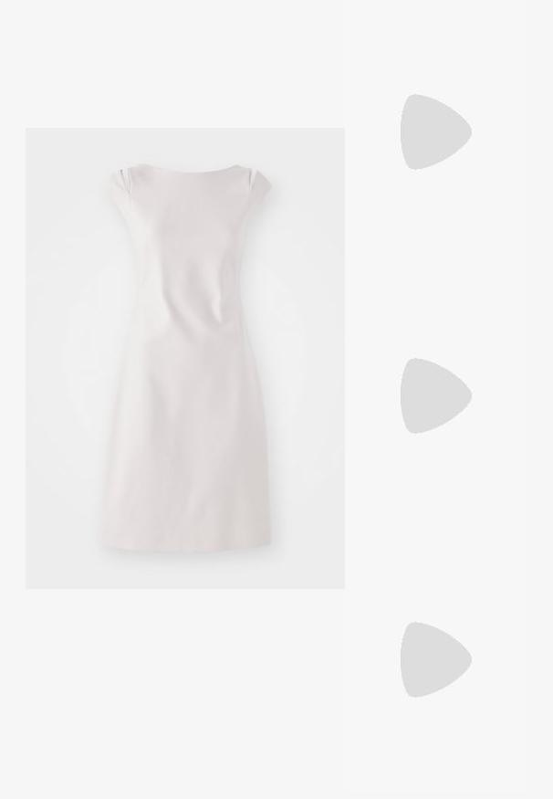 Világos rózsaszín, ujjatlan ruha, csónaknyakkal, egyenes sziluettel és sima, enyhén texturált anyaggal.; Fekete lakk bőr szandálkés magas sarkú cipő, hegyes orral és geometrikus tömbsarkakkal. Karcsú, minimalista dizájn és sima textúra jellemzi.; Fémes arany színű kistáska sima, lekerekített formával, tetején gombos záródással és kis láncfogóval a hordozáshoz.; Aranyszínű fém fülbevaló, elegáns, ívelt formával. Különleges hegyes alak, fényes felszín és zsanéros záródás jellemzi.