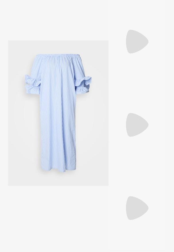 Šaty bez ramienok v svetlomodrej a bielej farbe s vertikálnymi pruhmi, s vypchatými krátkymi rukávmi a voľným, stredne dlhým strihom.; Čierne slingback topánky s ostrou špičkou a nízkym opätkom, vyrobené z hladkej kože a s výrezmi na boku pre lepšiu priedušnosť.; Čierna kožená ramenná taška so mäkkou textúrou, trojuholníkovým tvarom a nastaviteľným popruhom, skombinovaná s svetlomodrou pruhovanou košeľou a bielymi nohavicami.; Triumf kovových prsteňov: jeden v ružovom zlate, jeden zlatý s textúrovanými akcentmi a jeden strieborný, všetky s gravírovaným logom na vnútornej strane.