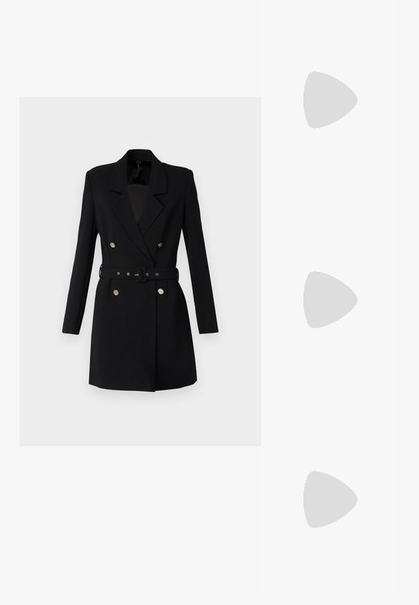 Guess LEONIE - Etuikjole - jet black; Sølvmetallic sandaler med et minimalistisk design, der har tynde stropper og en sort flad sål. Derudover er der korsstrop-accenter.; Sort læder crossbody taske med en glat tekstur, rektangulær form og en metallisk kæde detalje foran. Justerbar skulderrem inkluderet.; Guld-tone ring med et organisk, snoet design, glat overflade og affasede ender, hvilket skaber et moderne, skulpturelt udseende.