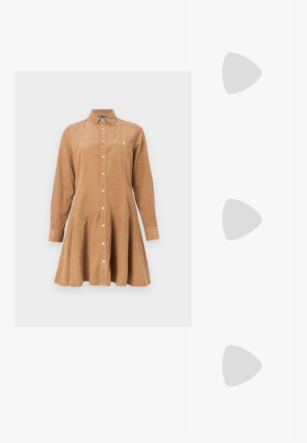 Καφέ φόρεμα από κορδόνι με ραφή στη μέση, μακριά μανίκια, γιακά, κουμπιά μπροστά και τσέπη στο αριστερό μέρος του στήθους.; Μαύρο παπού�τσι slingback από πατέντο δέρμα με μυτερή μύτη, λουράκια στον αστράγαλο που διαθέτουν ασημένιες αγκράφες και μεταλλικά στοιχεία, και λεπτό τακούνι.; Χρυσή μεταλλική τσάντα χειρός με δομημένο σχέδιο, λεία υφή και ρυθμιζόμενο λουρί. Διαθέτει μοναδικό τριγωνικό σχήμα και μινιμαλιστική ραφή.; Χρυσά σκουλαρίκια με υφή, κυματιστά σχήματα. Περιλαμβάνουν γλυπτικά κλιπ-σε σκουλαρίκια και σχέδιο ανοιχτού σκουλαρικιού με σφυρήλατη επιφάνεια.