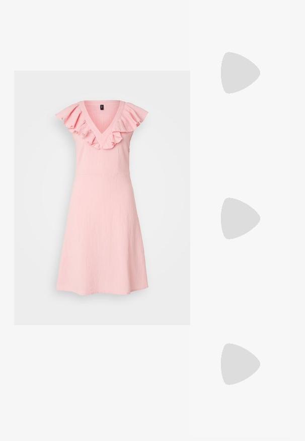 Rožinė suknelė su V formos iškirpte ir raukiniais ant pečių, pagaminta iš lengvos medžiagos. Platėjanti sijono dalis baigiasi virš kelių ir turi tekstūruotą paviršių.; Juodi šlepetės su kvadratiniu pirštu ir žemu bloku kulnu. Yra keli ploni dirželiai ir reguliuojamas kulkšnies diržas. Pagaminti iš lygios odos.; Juodas odinis nešiojamas krepšys su lygiu paviršiumi, struktūrine forma, dviem rankenėlėmis ir ryškiu sidabriniu sagties akcentu priekyje.; Sidabrinis dvigubas žiedas su lygiu, poliruotu paviršiumi. Pasižymi sklandžiu, kreiptu dizainu su persipinančiomis dalimis, suteikiančiomis modernų išvaizdą.