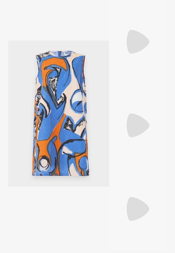 Marimekko ANEMONET ELDFAMN - Nappali ruha - blue/peach/orange; Fekete lakkbőr slingback cipők hegyes orral és alacsony blokk sarkal. Állítható csatos pánt a bokán.; Fekete bőrtáska ívelt formával, levehető pánttal és arany színű fémrészekkel. A táskán egy csattal díszített fedél található.; 16 darab ezüst karkötő különböző textúrákkal, köztük sima, csavart és gyöngyös mintázattal, négy sorba rendezve, fehér háttér előtt.; 16 darab ezüst karkötő különböző textúrákkal, köztük sima, csavart és gyöngyös mintázattal, négy sorba rendezve, fehér háttér előtt.