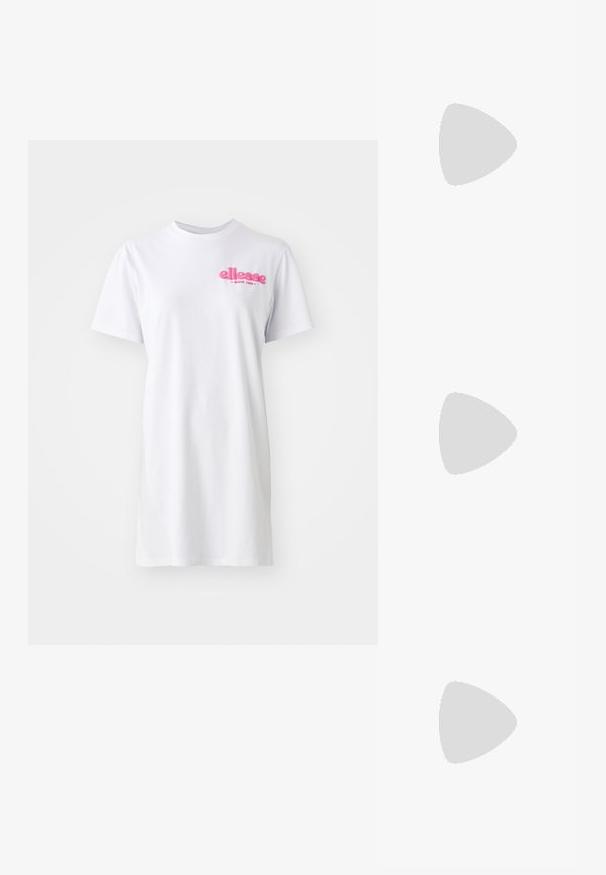 Vit kortärmad t-shirtklänning i bomull med rund halsringning och en rosa "ellesse"-logotyp på vänster bröstområde.; Vita kanvas låga sneakers med gummigummi sula, rund tå, snörningsstängning och sidodetalj i läder.; Brun läderväska med mjuk textur, som har en rymlig design och ett enda handtag. Bärs med en blå denimjacka.; Guldiga hoopsörhängen, tunna och runda i formen, med en slät metallisk finish utan utsmyckningar eller mönster.