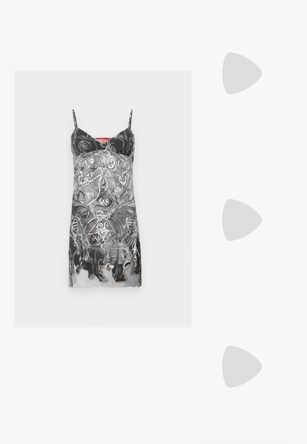 Musthave musta ja halli värviga seljatu dress, millel on abstraktne keerduv muster. Omab õhukesi rihmasid ja peent skaalotega ääret. Brändi silt on nähtav.; Lühikese varrukaga T-särk musta ja halli värviga, millel on abstraktne keerlev muster, lõdva lõikega serv ja punane silt kaeluses.; Mustast puuvillane T-särk, millel on suur hall täht graafika, millel on pritsmest saadud efekt. Ülal on tekst "Unista Suurelt, Sära Erealt" ja all "Kosmiline Mood".; Knee-high must-kummisuuruses mustast patendi nahast saabas kitsas toe'ga, väikese kanna ja topelt lukuga kaunistustega pahkluu lähedal. Sile, läikiv viimistlus.; Punane käekott läikiva viimistlusega, millel on rooside muster. Sellel on kumer kuju, lühike käepide ja messingist logo aksessuaar.
