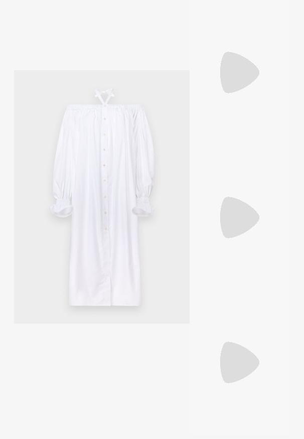 Vestido branco sem ombros com mangas bufantes. Apresenta uma frente com botões e punhos elásticos. Feito de um tecido leve com uma textura suave.; Sapato slingback em couro preto com biqueira fina, tiras decorativas com ilhós de metal e um pequeno salto quadrado. Superfície texturizada.; Mala tote em pele castanha com duas alças robustas, fecho superior com zíper e detalhes laterais. Apresenta uma superfície texturizada e um emblema dourado na parte frontal.; Cadeados em forma de coração prateados com inscrições gravadas "SIM" e "NÃO", acabamento polido, design simétrico e um fecho de metal robusto.