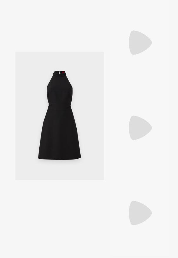 Juoda halter tipo suknele su prigludusia palaidine ir išplatinta sijonu. Turi užtrauktuką gale ir šiek tiek blizgantį audinį. Lygus paviršius.; Juodos aukštakulnės sandalai pasižymi plonyčiais dirželiais su mazgo dizainu, lygiu kvadratiniu pirštu ir elegantišku stiletto kulnu.; Šviesiai pilka metalinė rankinė su grandinėlės dirželiu, papuošta mažais apvaliais metaliniais smeigėmis ir trikampiu prekės ženklu.; Sidabrinės auskarai žiedai su lygiu, blizgiu paviršiumi. Suapvalinta forma, lengvas dizainas, su uždarymu ant smeigtuko.