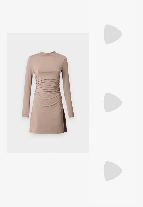 Langermet, knelange kjole i lys beige, med rynkedesign i livdelen, myk stretchstoff og rund halsutringning.; Gull, metallisk slingback-hæler med spiss tå og chunky hæl. Glatt tekstur, minimalistisk design og en smal stropp.; Gullfarget metallisk håndveske med en strukturert design, glatt tekstur og justerbar stropp. Har en unik trekantet form og minimalistisk søm.; Gullring med teksturert, bølgete design som har tre fremtredende topper. Glatt, blank overflate med åpen ring for justerbar passform.