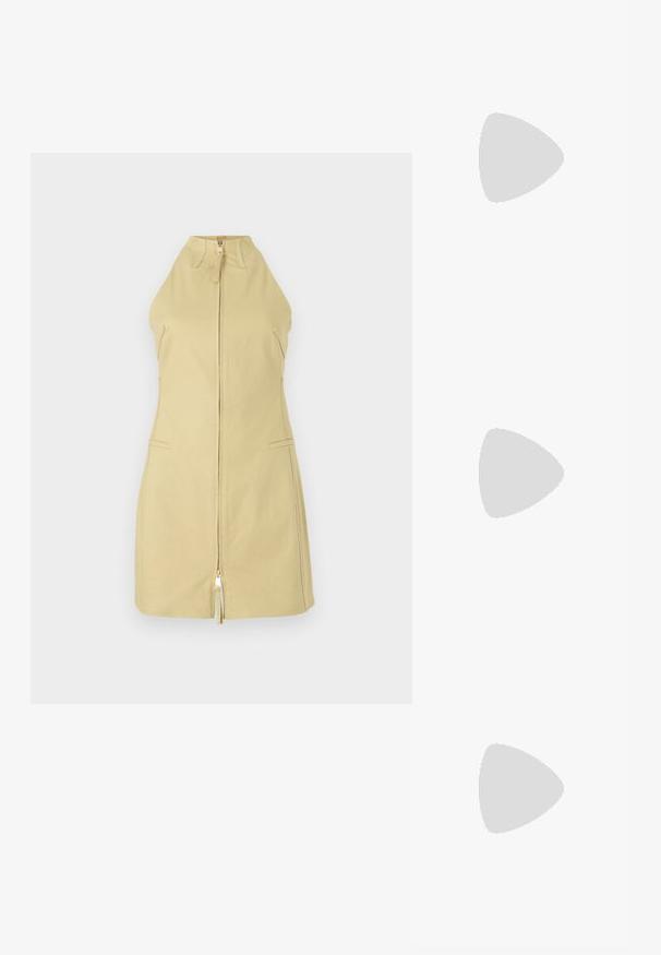 Rochie fără mâneci, până la genunchi, dintr-un material galben deschis, cu guler înalt, fermoar frontal și două buzunare laterale. Textură netedă pe toată suprafața.; Pantofi cu toc slingback negri din patent, cu vârf ascuțit, cu imprimeu de șarpe texturat, curea ajustabilă și toc scurt texturat.; Geantă neagră din piele, tip crossbody, cu două buzunare frontale, catarame aurii, închidere cu fermoar și o curea subțire. Suprafață texturată și formă rectangulară compactă.; Cercei din metal auriu, cu un design curbat și alungit. Au o suprafață netedă și strălucitoare, cu un vârf rotunjit pentru un detaliu suplimentar.
