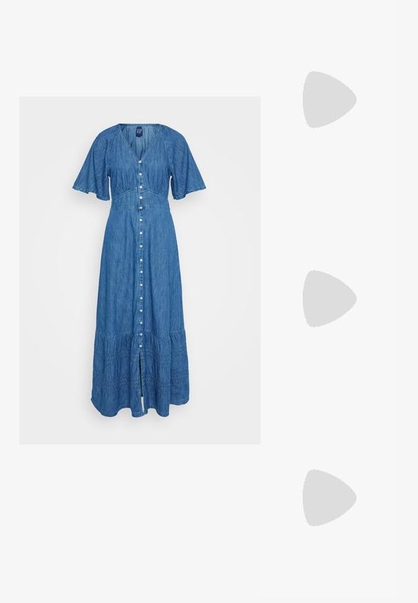 Jeansowa sukienka maxi z krótkimi rozkloszowanymi rękawami, dekoltem w kształcie litery V, z przodu na guziki oraz warstwowym, falbanym dołem. Niebieska tkanina o subtelnej fakturze i marszczeniu w talii.; Czarne sandały na obcasie z prostokątnym noskiem i niskim słupkowym obcasem. Posiadają wiele cienkich pasków i regulowany pasek na kostkę. Wykonane z gładkiej skóry.; Czarna skórzana torba tote o gładkiej fakturze, usztywnionym kształcie, dwóch uchwytach oraz wyraźnym srebrnym zapięciu na przodzie.; Srebrne kolczyki w kształcie obręczy o gładkim, okrągłym designie, charakteryzujące się gładką powierzchnią i brakiem widocznych ozdób. Średnica nieokreślona.
