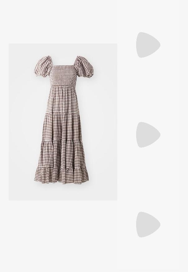 Bruin en witte gingham jurk met puffmouwen, een vierkante halslijn, een smock-bodice en een gelaagd, gerimpeld rokontwerp.; Zwarte gepolijste leren slingback schoenen met een puntige neus, enkelbandjes met zilveren gespen en hardware, en een slanke hak.; Gouden metallic handtas met een gestructureerd ontwerp, gladde textuur en verstelbare schouderband. Kenmerkt zich door een unieke driehoekige vorm en minimalistische stiksels.; Gouden oorbellen met een getextureerd, golvend ontwerp. Bevat sculpturale clip-on studs en een open ringontwerp met een gehamerd oppervlak.