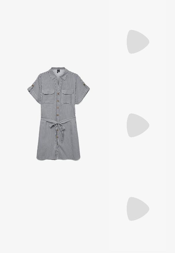 Chemise à boutons respirante avec des rayures verticales bleu marine et blanches. Elle présente deux poches poitrine, des manches courtes et une ceinture nouée à la taille.; Chaussure à talon aiguille à bout pointu avec un schema de couleurs argent, or et nude. Fini brillant avec un design découpé, dotée d'un talon stiletto.; Pochette en métal argenté avec une forme douce et arrondie et un fermoir en haut noué. Fabriquée en simili cuir lisse.; Boucles d'oreilles en argent en forme de créoles avec un design torsadé, dotées d'une finition polie et d'une fermeture à poussoir. Mesurent environ 3 cm de diamètre.